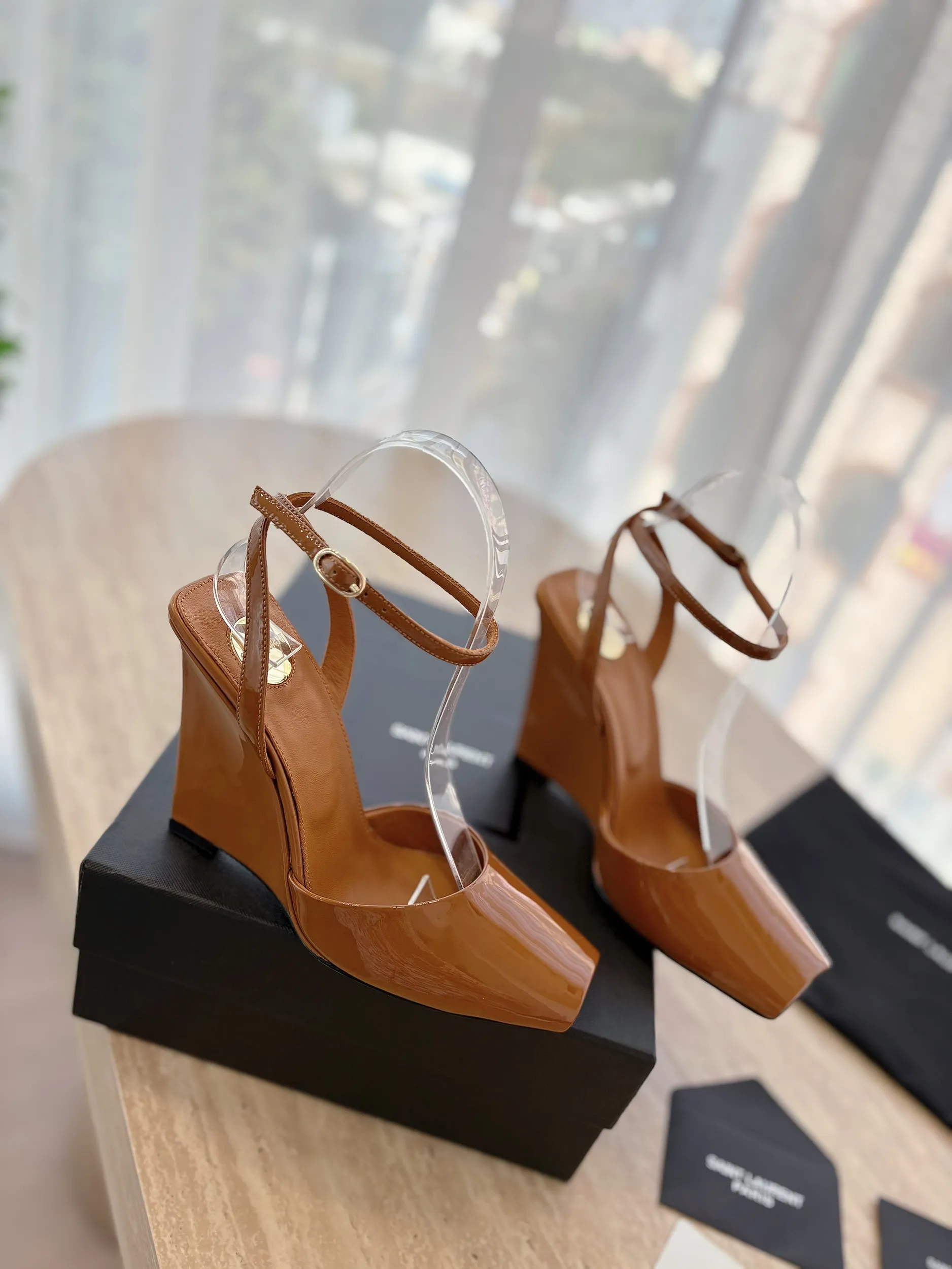 👟👟Ex-factory price 600👟👟 High version "SAINT LAUREN*" Saint Laurent ysl 25ss/new spring and summer catwalk style large rhinestone high-heeled shoes and sandals. Only YSL understands women's hearts best and does not accept refutation. It is a super invincible feminine artifact and a must-have for women (z-product full-body customization, own molded hardware accessories, perfect consistency). Compare the differences between pictures and goods on the market. ✔Upper: Customized imported silk ✔Lining: Imported 🐑Sheep leather ✔Sole: Imported genuine leather outsole ✔Heel height: 10.5cm ✔Number of yards: 35-39 (40 can be customized and non-returnable) (Full set of packaging)